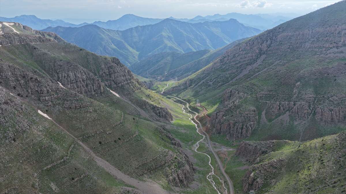 Beyazsu Yaylası’nda kartpostallık görüntü! Yılkı atları dronla görüntülendi 9